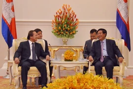 Bộ trưởng Trương Minh Tuấn chào xã giao Thủ tướng Hoàng Gia Campuchia Samdech Hun Sen. (Ảnh: Phan Minh Hưng/​TTXVN)