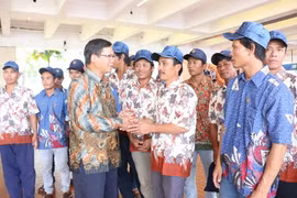 Đại sứ Hoàng Anh Tuấn thăm hỏi và dặn dò ngư dân trước khi về nước. (Ảnh: Đỗ Quyên/Vietnam+)