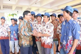 Đại sứ Hoàng Anh Tuấn thăm hỏi và dặn dò ngư dân trước khi về nước. (Ảnh: Đỗ Quyên/Vietnam+)