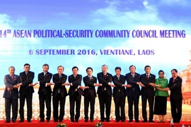 Các trưởng đoàn và Tổng thư ký ASEAN Lê Lương Minh chụp ảnh chung. (Ảnh: Phạm Kiên/TTXVN)