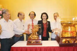 Đại diện Trung tâm nghiên cứu bảo tồn và phát huy văn hóa dân tộc Việt Nam tặng Trống đồng Đông Sơn và tượng Thánh Gióng cho Chủ tịch Quốc hội Nguyễn Thị Kim Ngân. (Ảnh: Trọng Đức/TTXVN) 