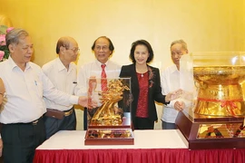 Đại diện Trung tâm nghiên cứu bảo tồn và phát huy văn hóa dân tộc Việt Nam tặng Trống đồng Đông Sơn và tượng Thánh Gióng cho Chủ tịch Quốc hội Nguyễn Thị Kim Ngân. (Ảnh: Trọng Đức/TTXVN) 