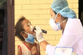 Khám bệnh cho người dân vùng dịch. (Ảnh: K GỬIH/TTXVN)