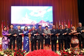 Các quan chức tham dự lễ khai mạc chụp ảnh chung cùng Thủ tướng Lào Thongloun Sisoulith. (Ảnh: Phạm Kiên/​TTXVN)