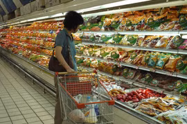 Mua hàng tại một siêu thị ở Trung Quốc. (Nguồn: marketingtochina.com)