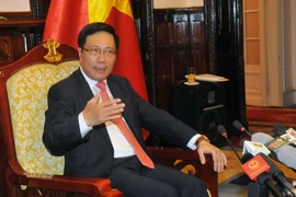 Phó Thủ tướng, Bộ trưởng Ngoại giao Phạm Bình Minh trả lời phỏng vấn các cơ quan thông tấn, báo chí và phát thanh, truyền hình Việt Nam. (Ảnh: Nguyễn Khang/TTXVN)