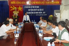 Ủy ban Bầu cử tỉnh Tây Ninh tổ chức phiên họp công bố kết quả bầu cử và danh sách những người trúng cử đại biểu Hội đồng nhân dân tỉnh Tây Ninh khóa IX. (Ảnh: Thanh Tân/TTXVN)