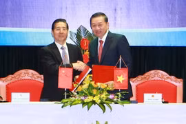 Bộ trưởng Bộ Công an Tô Lâm và Bộ trưởng Bộ Công an Trung Quốc Quách Thanh Côn tại lễ ký kết Bản ghi nhớ kết quả hội nghị. (Ảnh: Doãn Tấn/TTXVN)