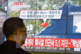 Người dân Hàn Quốc theo dõi bản tin về những rung chấn của động đất gần bãi thử hạt nhân Punggye-ri của Triều Tiên được phát qua truyền hình tại Seoul. (Nguồn: Kyodo/TTXVN)