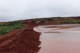 Thi công khắc phục hậu quả vụ vỡ đê hồ thải quặng của Nhà máy bauxite Tân Rai hồi năm 2014. (Ảnh: Đặng Tuấn/TTXVN)