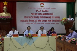 Ông Nguyễn Thiện Nhân chủ trì buổi tọa đàm. (Ảnh: Ngọc Thiện/TTXVN)