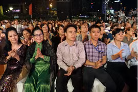 Kiều bào tham dự chương trình 'Xuân Quê hương 2015-Tổ quốc vinh quang.' (Ảnh: Thanh Vũ/TTXVN)