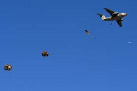 Lính dù tham gia cuộc tập trận ngày 10/1. (Nguồn: AFP/TTXVN)