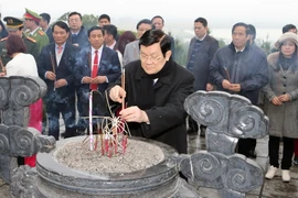 Chủ tịch nước Trương Tấn Sang thắp hương tưởng niệm tại khu mộ cố Tổng Bí thư Trần Phú ở huyện Đức Thọ. (Ảnh: Nguyễn Khang/TTXVN)
