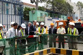 Bộ trưởng Ngoại giao Liên hiệp Vương quốc Anh và Bắc Ireland Philip Hammond đã đến thăm Nhà ga Nhà hát thành phố thuộc tuyến metro số 1 của hệ thống đường sắt đô thị Thành phố Hồ Chí Minh. (Nguồn: TTXVN)