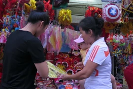 Chọn mua đồ chơi Trung Thu. (Ảnh minh họa. Nguồn: TTXVN)