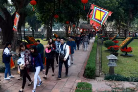 Du khách tại Văn Miếu. (Nguồn: TTXVN)