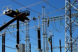 Thi công, lắp đặt thiết bị trạm biến áp 500kV Pleiku 2. (Ảnh: Ngọc Hà/TTXVN)
