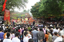 Lễ hội tại đền thờ Hai Bà Trưng thu hút du khách. (Nguồn: TTXVN)