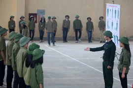 Giáo viên dự thi nội dung thi 'Thực hành giảng dạy' môn Giáo dục quốc phòng-an ninh. (Ảnh minh họa: Thanh Tùng/TTXVN)