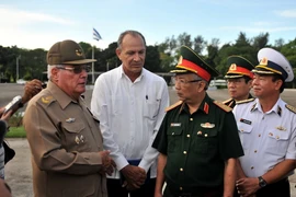 Thượng tướng Nguyễn Chí Vịnh trao đổi với Thượng tướng Álvaro López Miera, Ủy viên Bộ Chính trị, Thứ trưởng thứ nhất, Tổng tham mưu trưởng Cuba. (Ảnh: Lê Hà/TTXVN)