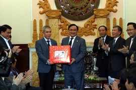 Ông Hoàng Trung Hải tặng quà cho cán bộ công nhân viên Ga Hà Nội. (Ảnh: Huy Hùng/TTXVN)