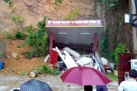 Cây xăng tư nhân tại xã Xã Yên Mỹ, huyện Chợ Đồn, tỉnh Bắc Kạn bị đất đá vùi lấp hoàn toàn. (Ảnh: Bùi Đức Hiếu/TTXVN)