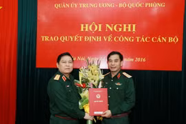 Đại tướng Ngô Xuân Lịch trao quyết định của Thủ tướng Chính phủ bổ nhiệm Trung tướng Phan Văn Giang, Ủy viên Trung ương Đảng, Tư lệnh Quân khu 1, giữ chức Thứ trưởng Bộ Quốc phòng. (Ảnh: Hồng Pha/TTXVN phát)