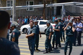 Cảnh sát Armenia phong tỏa hiện trường vụ việc. (Nguồn: AP/TTXVN)