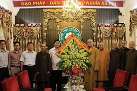 Ông Bùi Thanh Hà, Đại diện Ban Tôn giáo Chính phủ đến tặng hoa chúc mừng Trung ương Giáo hội Phật giáo Việt Nam nhân Lễ Vu lan 2016. (Ảnh: Nguyễn Dân/TTXVN) 