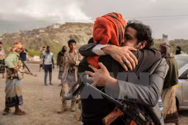 Binh sỹ thuộc lực lượng ủng hộ Chính phủ Yemen sau khi được trả tự do theo chương trình trao đổi tù nhân tại Taiz, Yemen ngày 1/6. (Nguồn: AFP/TTXVN)