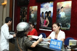 Người dân Thủ đô đến mua vé xem phim tại rạp. (Ảnh: Anh Tuấn/TTXVN)