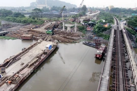 Cầu đường sắt Ninh Bình trong quá trình thi công. (Nguồn: TTXVN)
