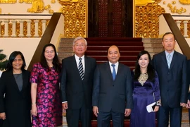 Thủ tướng Nguyễn Xuân Phúc với ông Shin Young-Soo và các đại biểu. (Ảnh: Thống Nhất/TTXVN) 
