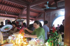 Du khách thập phương dâng lễ tại đền Bà Chúa Kho. (Ảnh: Thanh Thương/TTXVN)