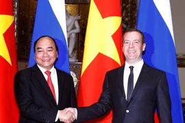 Thủ tướng Nga D. Medvedev đón Thủ tướng Nguyễn Xuân Phúc. (Ảnh: Thống Nhất/TTXVN)