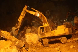 Phương tiện cơ giới tiến hành xử lý hiện trường, tìm kiếm nạn nhân vụ tại nạn. (Ảnh: Trịnh Duy Hưng/TTXVN) 
