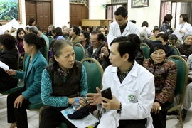 Các chuyên gia y tế về sức khỏe tâm thần tư vấn cho người cao tuổi có nguy cơ Alzheimer. (Ảnh minh họa: Dương Ngọc/TTXVN)