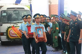 Nghi thức di quan, đưa thi hài của Đại tá Trần Quang Khải từ thành phố Vinh về quê nhà ở thôn Tân Văn 2, xã Tân Dĩnh, huyện Lạng Giang (Bắc Giang). (Ảnh: Tá Chuyên/TTXVN
