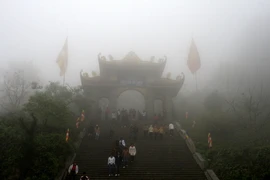 Du khách hành hương về Thiền viện dịp đầu Xuân. (Ảnh: Phạm Hậu/TTXVN) 