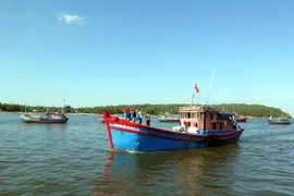 Tàu chở 5 ngư dân bị nạn trên đường cập bến. (Ảnh: Sỹ Thắng/TTXVN)