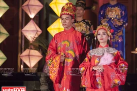 Phò mã và công chúa cung nghinh giao bái trước giờ về lên kiệu nhà chồng.