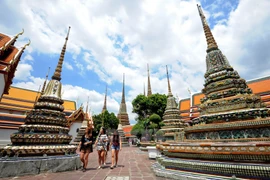 Khách du lịch thăm một ngôi đền ở thủ đô Bangkok. (Nguồn: THX/TTXVN)