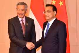 Thủ tướng Trung Quốc Lý Khắc Cường và Thủ tướng Singapore Lý Hiển Long. (Nguồn: Channelnewsasia.com)