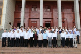 Tổng Bí thư Nguyễn Phú Trọng chụp ảnh chung với Ban Chấp hành Đảng bộ tỉnh Lai Châu. (Ảnh: Trí Dũng/TTXVN)