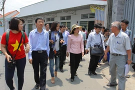 Bộ trưởng Nguyễn Thị Kim Tiến kiểm tra công tác phòng chống dịch virus Zika tại khu vực bệnh nhân cư trú. (Ảnh: Phương Vy/TTXVN)