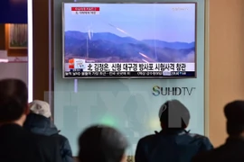 Người dân thủ đô Seoul của Hàn Quốc theo dõi bản tin trên truyền hình về một vụ phóng tên lửa của Triều Tiên ngày 4/3. (Nguồn: AFP/TTXVN)