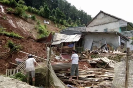 Một gia đình ở khu 3 thị trấn Trạm Tấu, huyện Trạm Tấu, tỉnh Yên Bái bị đất đá sạt lở vào nhà. (Ảnh: Tuấn Anh/TTXVN)