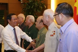 Phó Chủ tịch Quốc hội Đỗ Bá Tỵ tặng quà cho các đại biểu. (Ảnh: Phương Hoa/TTXVN)