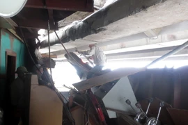 Công nhân đang thực cắt cabin tàu HP-3016 Thành Luân 28 mắc kẹt tại gầm cầu An Thái để giải phóng tàu. (Ảnh: Mạnh Tú/TTXVN)